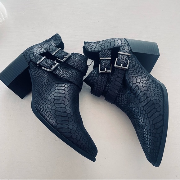 Express  snakeskin  print  block  boots black size 10 new - Picture 3 of 10